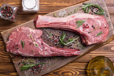 Ham sığır eti biftek madde ile tomahawk. Çiğ gıda arka plan