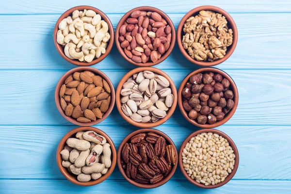 Fındık karışımı: antep fıstığı, badem, ceviz, çam fıstığı, fındık ve kaju. Kase backgrond içinde snack