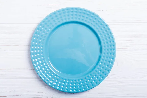 空蓝色盘子在木桌上 顶部视图背景 — 图库照片