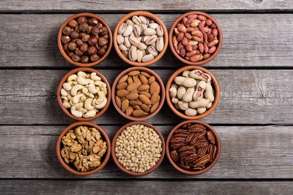 Fındık karışımı: antep fıstığı, badem, ceviz, çam fıstığı, fındık ve kaju. Kase backgrond içinde snack