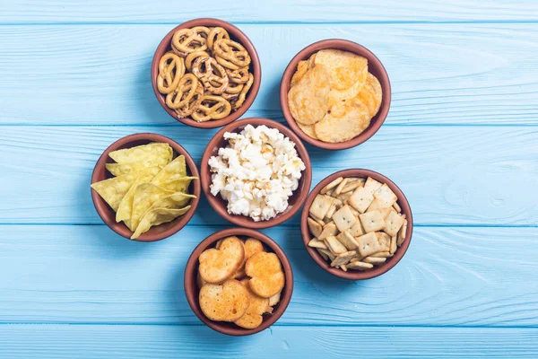 Çerçeve. Aperatifler karışımı: simit, kraker, cips cips ve pop corn 