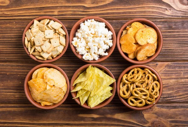 Çerçeve. Aperatifler karışımı: simit, kraker, cips cips ve pop corn 