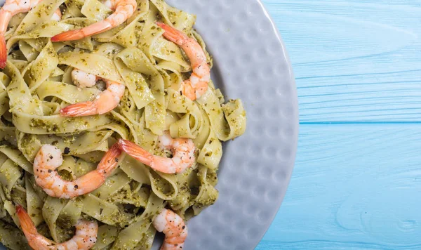 Makarna tagliatelle mantarlı sosu pesto ve karides. İtalyan yemeği arka plan