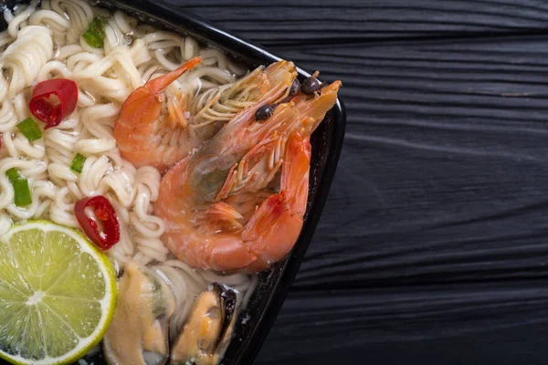 Karides ve mssels ile anlık erişte çorbası. Asya gıda