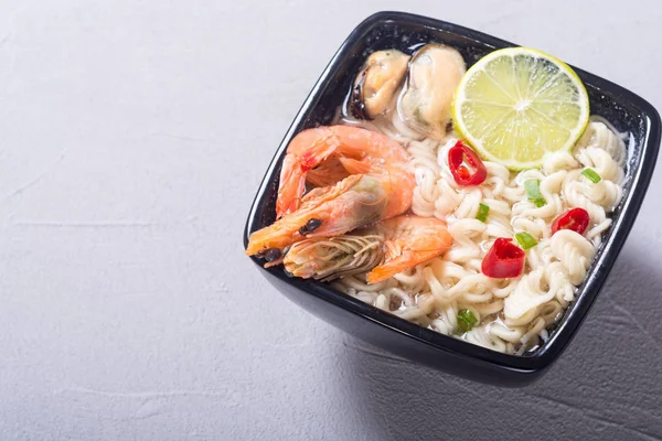 Karides ve mssels ile anlık erişte çorbası. Asya gıda