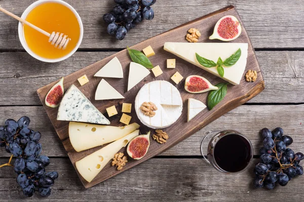Peygamberli ile peynir brie, parmesan, camembert ve dorblu. Gıda ahşap tahta üzerinde