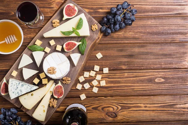 Peygamberli ile peynir brie, parmesan, camembert ve dorblu. Gıda ahşap tahta üzerinde