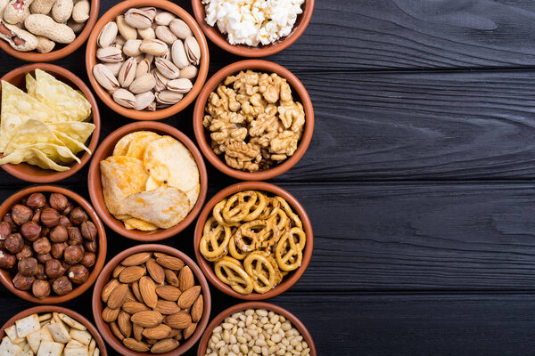 Смесь закусок: крендельки, крекеры, чипсы, орехи и начос
