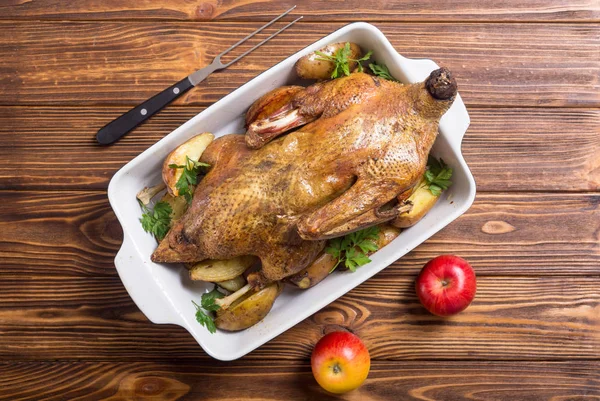 Zelfgemaakte Gebakken Eend Met Aardappelen Apple Kerst Eten — Stockfoto