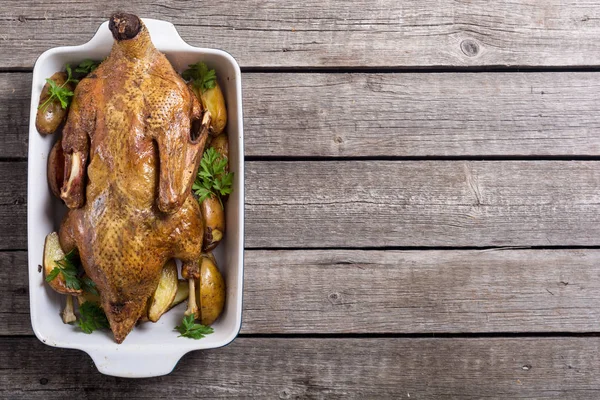 Zelfgemaakte Gebakken Eend Met Aardappelen Apple Kerst Eten — Stockfoto