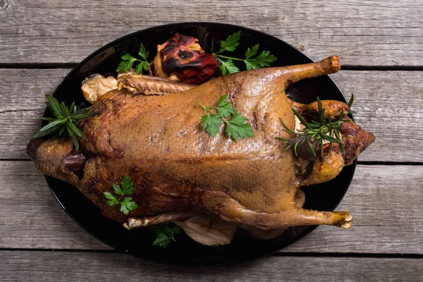 Gebakken Eend Gebraden Kerst Eten Houten Achtergrond — Stockfoto