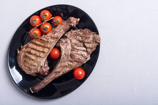 Izgara sığır eti tomahawk biftek. Barbekü gıda arka planda plaka