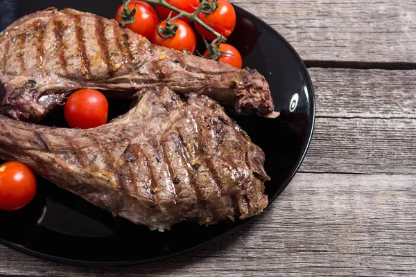 Izgara sığır eti tomahawk biftek. Barbekü gıda arka planda plaka
