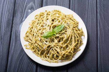 Makarna spagetti sosu pesto ile. İtalyan yemeği arka plan