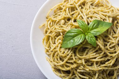 Makarna spagetti sosu pesto ile. İtalyan yemeği arka plan
