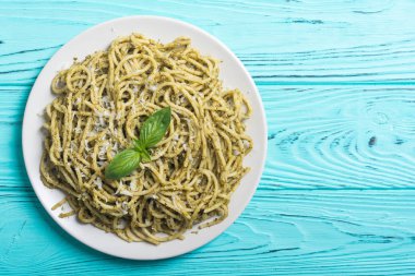 Makarna spagetti sosu pesto ile. İtalyan yemeği arka plan