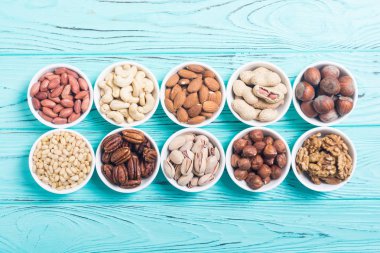 Fındık karışımı: antep fıstığı, badem, ceviz, çam fıstığı, fındık ve kaju. Kase backgrond içinde snack