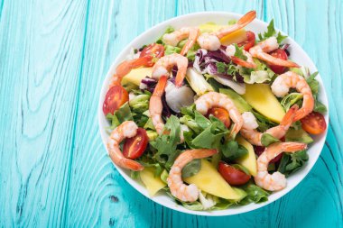 Karides salata karışımı, avokado ve kiraz domates. Sağlıklı gıda arka plan