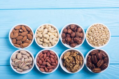 Fındık karışımı: antep fıstığı, badem, ceviz, çam fıstığı, fındık ve kaju. Kase backgrond içinde snack