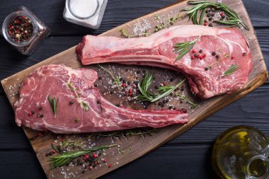 Ham sığır eti biftek madde ile tomahawk. Çiğ gıda arka plan