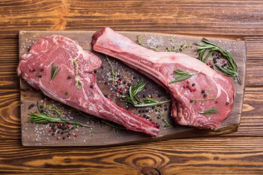 Ham sığır eti biftek madde ile tomahawk. Çiğ gıda arka plan