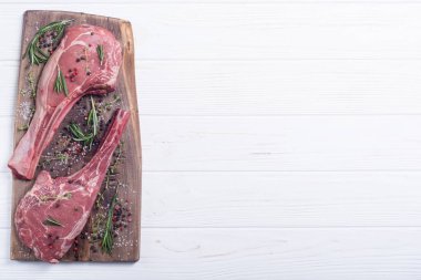 Ham sığır eti biftek madde ile tomahawk. Çiğ gıda arka plan