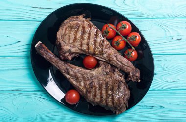 Izgara sığır eti tomahawk biftek. Barbekü gıda arka planda plaka