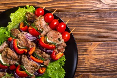 Izgara domuz şiş veya Sebzeli şiş kebap. Gıda arka plan Kebab