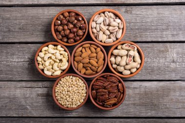 Fındık karışımı: antep fıstığı, badem, ceviz, çam fıstığı, fındık ve kaju. Kase backgrond içinde snack