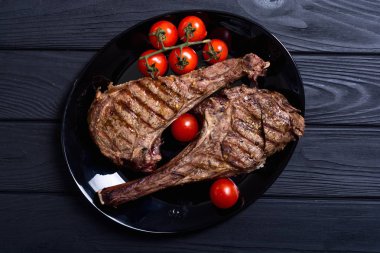 Izgara sığır eti tomahawk biftek. Barbekü gıda arka planda plaka