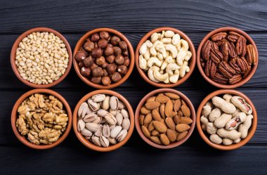 Fındık karışımı: antep fıstığı, badem, ceviz, çam fıstığı, fındık ve kaju. Kase backgrond içinde snack