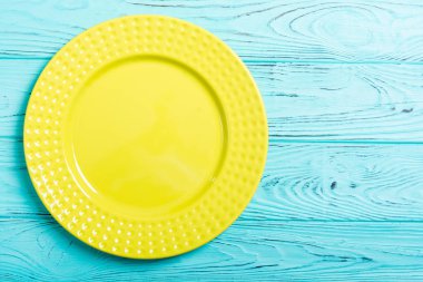 Ahşap masa boş sarı plaka. Üstten görünüm arka plan