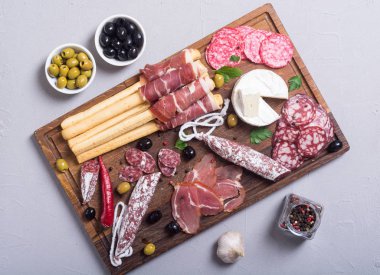 Sosis (jambon, salam, jamon) ve zeytin ahşap tahta üzerinde set
