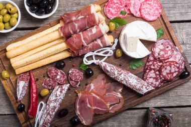 Sosis (jambon, salam, jamon) ve zeytin ahşap tahta üzerinde set