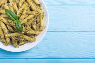 İtalyan penne makarna sosu pesto ile. Gıda arka plan