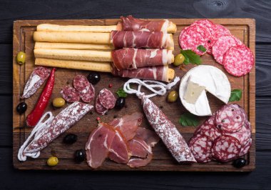 Sosis (jambon, salam, jamon) ve zeytin ahşap tahta üzerinde set