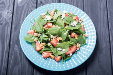 Ispanak, peynir ve ceviz çilek salatası. Sağlıklı gıda