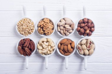 Fındık karışımı: antep fıstığı, badem, ceviz, çam fıstığı, fındık ve kaju. Kase backgrond içinde snack