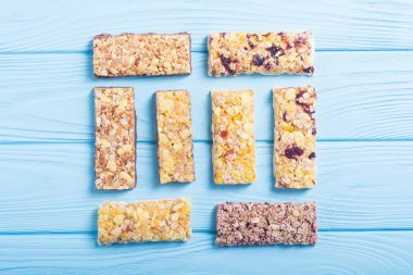 Sağlıklı ev yapımı atıştırmalık kahvaltı. Granola barlar. Yiyecek vegan enerji arka plan