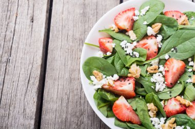 Ispanak, peynir ve ceviz çilek salatası. Sağlıklı gıda