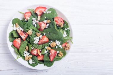 Ispanak, peynir ve ceviz çilek salatası. Sağlıklı gıda