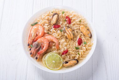 Karides ve mssels ile anlık erişte çorbası. Asya gıda