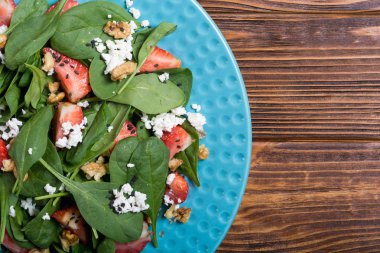Ispanak, peynir ve ceviz çilek salatası. Sağlıklı gıda