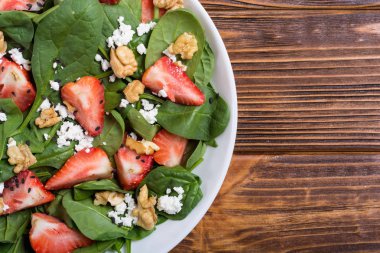 Ispanak, peynir ve ceviz çilek salatası. Sağlıklı gıda