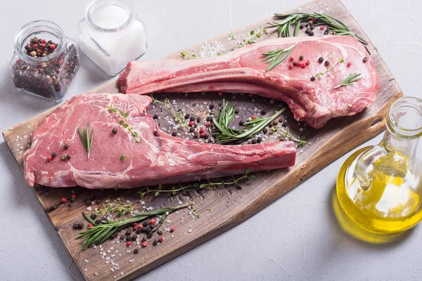 Bife Cru Tomahawk Com Ingrediente Fundo Alimentar Bruto — Fotografia de Stock