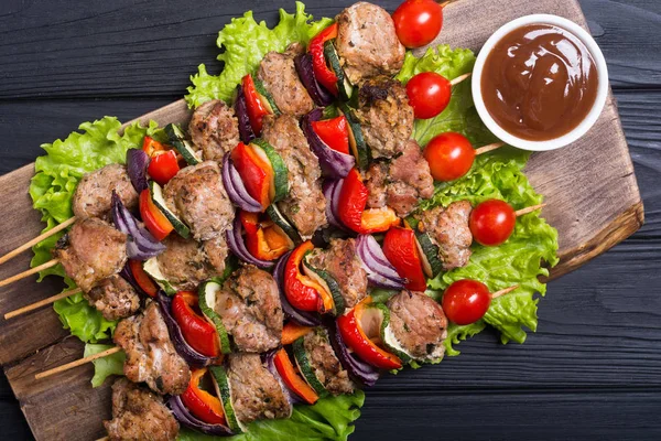 Grilované Vepřové Šíš Nebo Kebab Jehle Zeleninou Jídlo Pozadí Šašlik — Stock fotografie