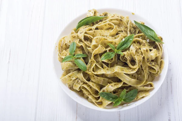Yeşil sosu pesto ile makarna tagliatelle. İtalyan yemeği arka plan
