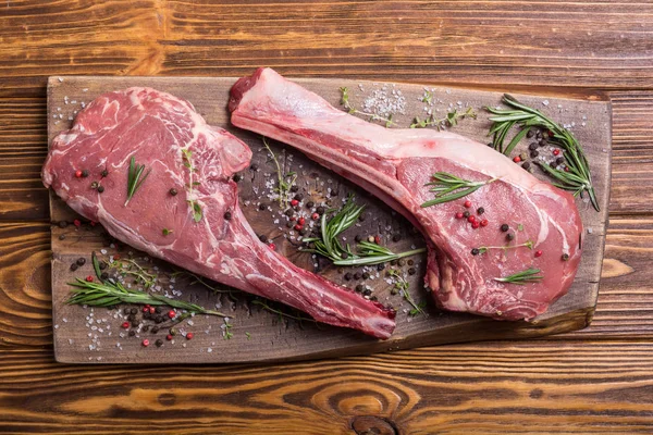 Ham sığır eti biftek madde ile tomahawk. Çiğ gıda arka plan