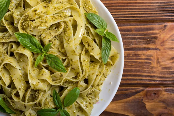 Yeşil sosu pesto ile makarna tagliatelle. İtalyan yemeği arka plan