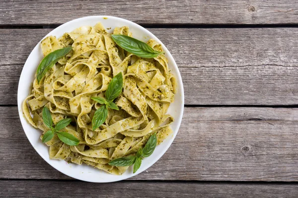グリーン ソースのペストのパスタ タリアテッレ イタリア料理の背景 — ストック写真